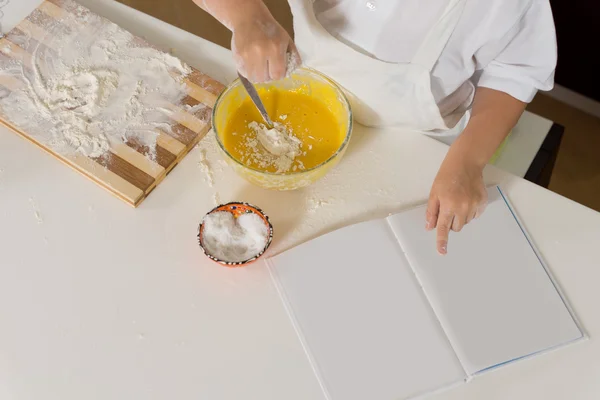 Мальчик печет на кухне — стоковое фото