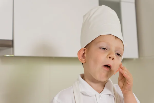 Schattige kleine jongen in een chef-koks toque of hoed — Stockfoto