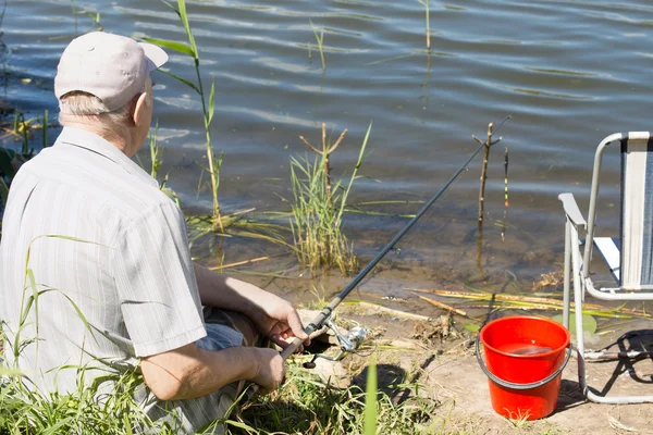 Homme âgé pêchant sur un lac d'eau douce — Photo