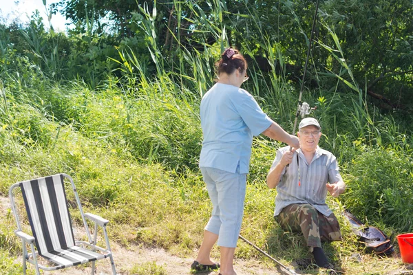 Couple plus âgé profitant d'une journée de pêche sur un lac — Photo