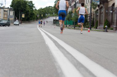 yarışan içinde kentsel bir maraton koşucu