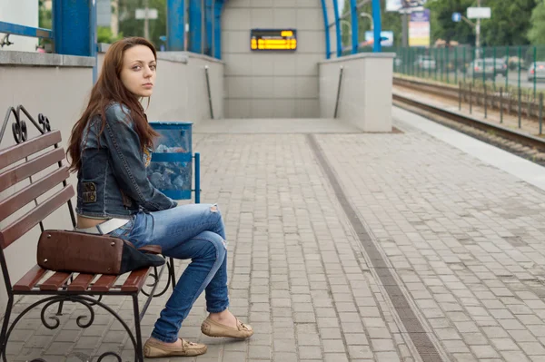 Žena čekala na nádraží pro dopravu — Stock fotografie