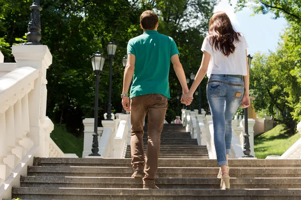 Jong koppel lopen-up van een trap — Stockfoto