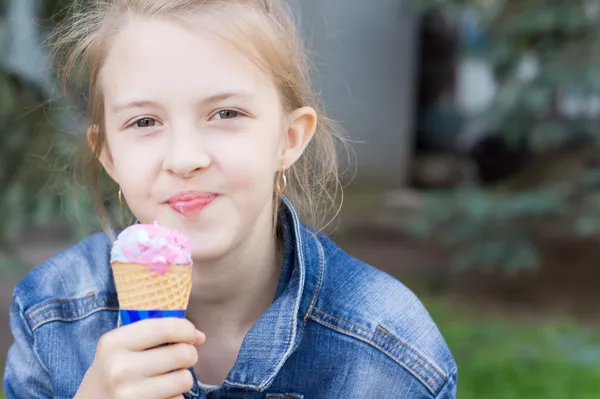 Menina bonita desfrutando de um cone de sorvete — Fotografia de Stock