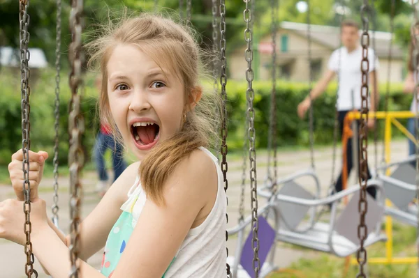 Glada lilla flickan på en tur på nöjesplatsen — Stockfoto
