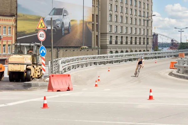 Ciclista corning fora de um viaduto na velocidade — Fotografia de Stock