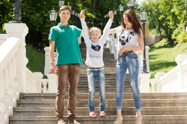 Jeune couple avec leur jeune sœur — Photo