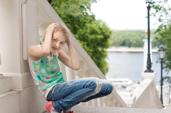 Hravá holčička hraje na schodišti — Stock fotografie