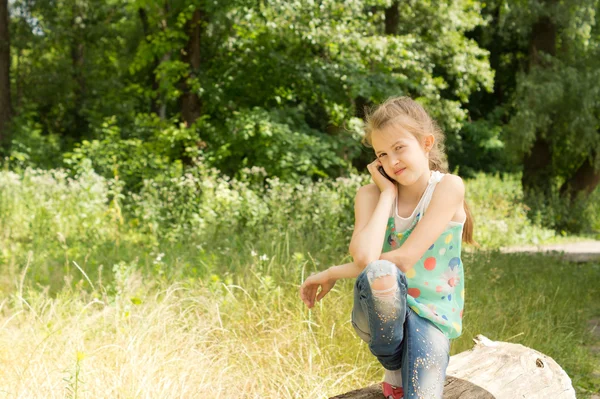 Ung flicka som leker i skogsmark — Stockfoto