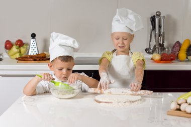 Küçük çocuklu ev yapımı pizza pişirme