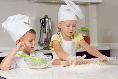 sevimli küçük şefler pizza için hazırlanıyor