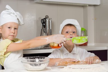 sevimli küçük şefler mutfağa oynarken pişirme