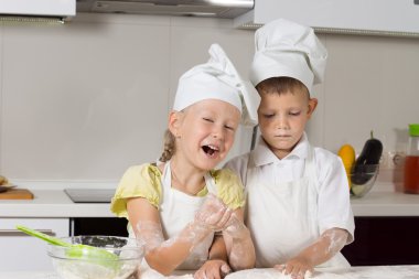 küçük aşçılar bir mutfak pişirme