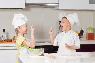 aşçıların kıyafetleri çok mutlu küçük çocuklar