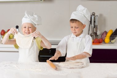 pizza hamur flatting iki genç aşçılar