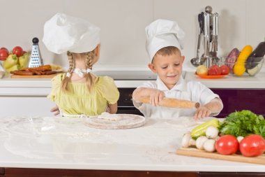 iki genç aşçılar konuşurken yemek yapma