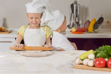 Tatlı küçük kız yemek yapmayı öğreniyor.