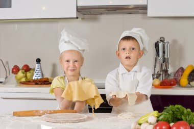 çok güzel beyaz çocuklar için abur cubur yemek yapma