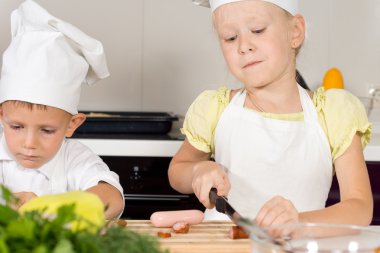 ev yapımı pizza için küçük kız kesme malzemeler
