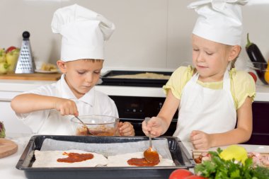 küçük çocuklar kendilerini homemade pizza yapma
