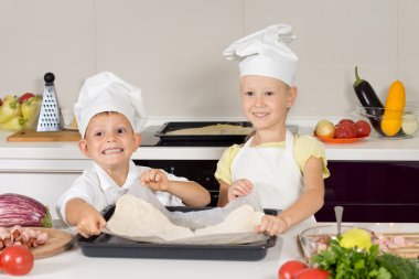 ev yapımı pizza hazırlık küçük gülen aşçılar
