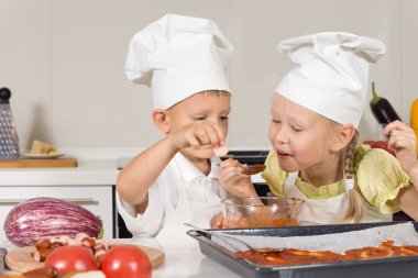 Tadım pizza sosu şirin küçük çocuklar