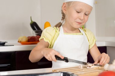 mantar yemeği için dilimleme genç kız gülümseyerek