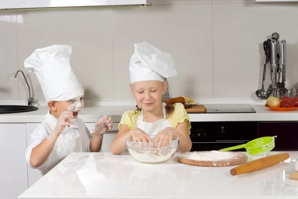 Chefs mignons enfant cuisson tout en jouant — Photo