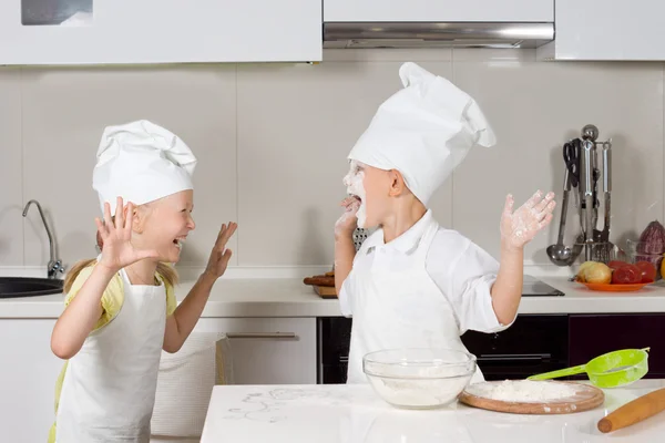 Duas crianças giras vestidas como chefs — Fotografia de Stock