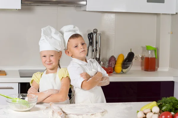 Vertrouwen schattige jongen chef-koks in keuken — Stockfoto