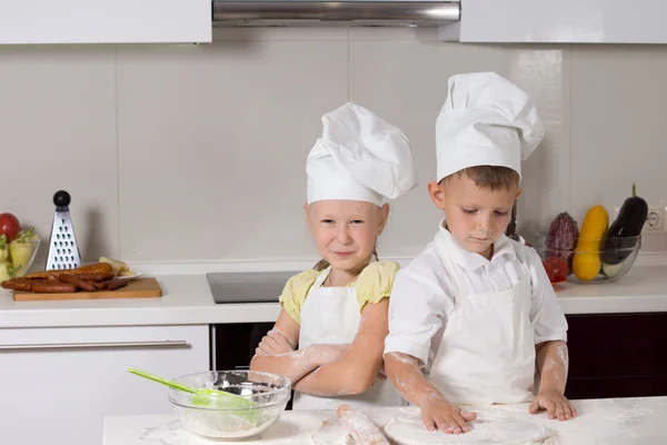 Schattige kleine chef-koks in keuken — Stockfoto