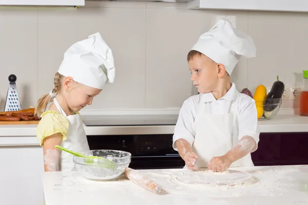 白种人的孩子厨师在厨房里玩 — 图库照片