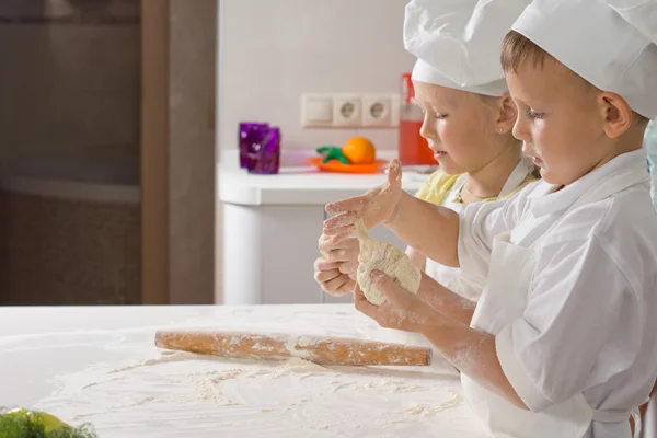 Zwei sehr junge Köche bereiten sich auf Pizza vor — Stockfoto