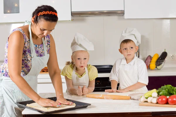 Mãe ajudando Chef crianças fazendo comida — Fotografia de Stock