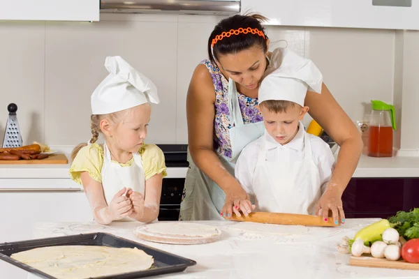 La madre enseña a cocinar a los niños — Foto de Stock