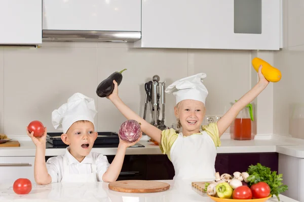 Happy Kid Chefs segurando legumes frescos — Fotografia de Stock