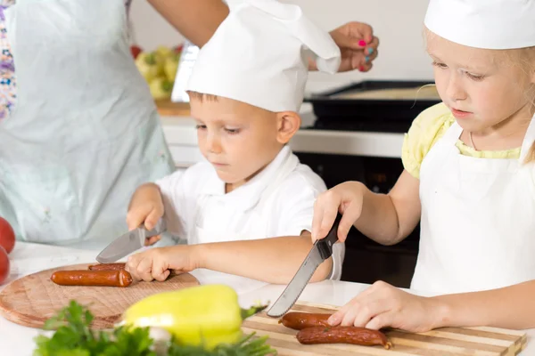 Young children learning to cook — Stock Photo, Image