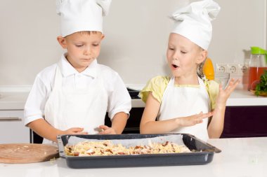 küçük şirin şefler lezzetli yemek yaptım.