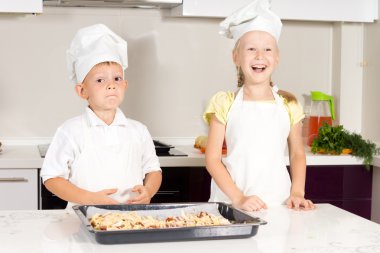 aşçıların kıyafetleri içinde beyaz küçük çocuklar pizza yapılan