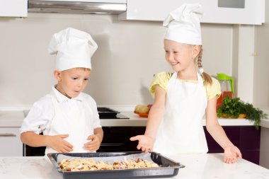 şirin küçük çocuklara pizza beyaz masaya yaptı.