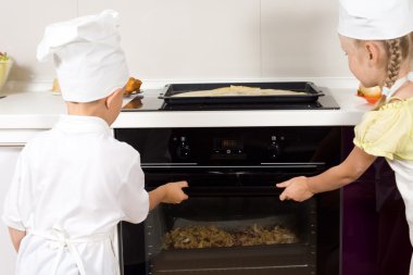 genç aşçılar kendi pizza fırına yerleştirerek