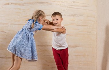 izole üzerinde ahşap duvarlar oynayan küçük beyaz çocuklar