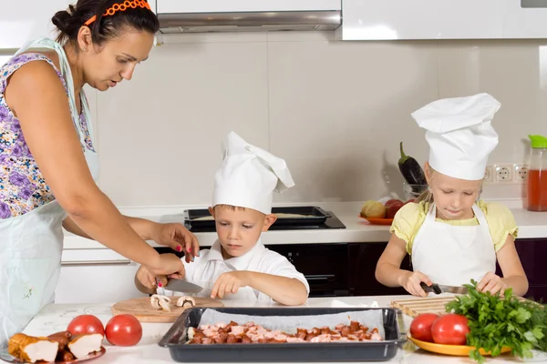 Annesi pişirmek onun çocuk eğitimi