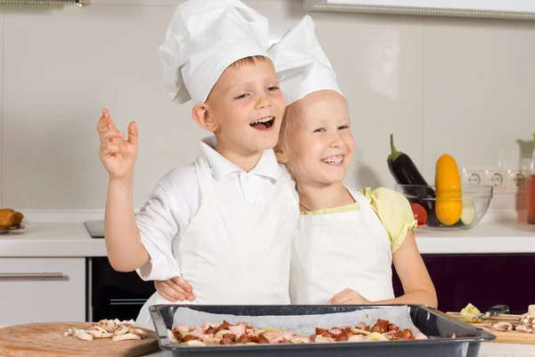 Petits chefs très heureux après la cuisson de la pizza — Photo