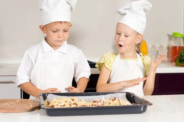 Pequenos Chefs bonitos feitos comida deliciosa — Fotografia de Stock