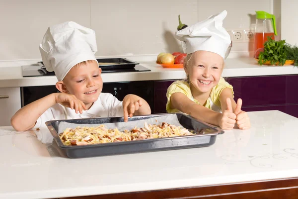 Glückliche kleine Kinder haben erfolgreich Pizza gebacken — Stockfoto