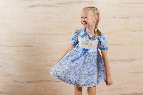 Красивая игривая маленькая девочка с счастливой улыбкой — стоковое фото