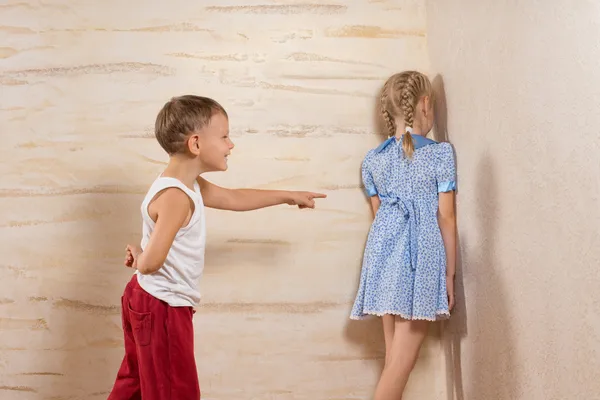 Lindos niños jugando en casa — Foto de Stock