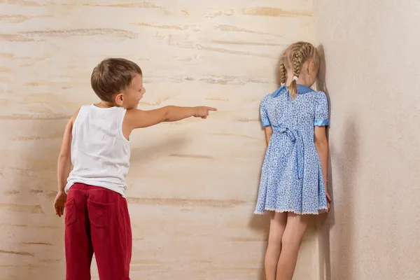 Lindo pequeño hermano riendo a su hermana —  Fotos de Stock