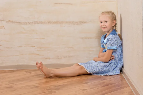 Junge schöne Frau sitzt auf dem Boden — Stockfoto